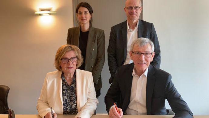 Signature de l’accord pour l’acquisition de la SAS Ruzé par Ynovae, avec Sophie Ruzé et Laurent Poncet, président d’Ynovae, en présence de Julie Chabrol, fille de Sophie Ruzé et adjointe de direction, et Jean-Luc Billard, directeur de la coopérative.